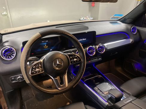 Used 2023 Mercedes-Benz EQB 300 4MATIC image 7