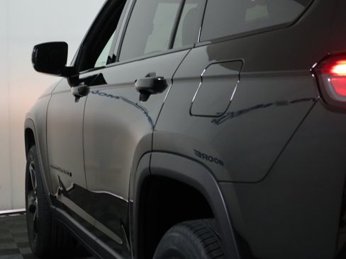 Used 2023 Jeep Grand Cherokee L Laredo AWD/4WD image 9