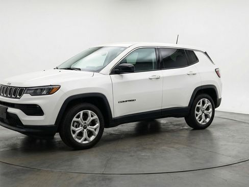 Used 2025 Jeep Compass Latitude image 3