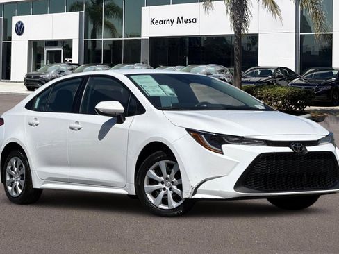 Used 2022 Toyota Corolla LE image 2