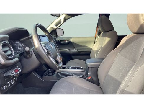 Used 2017 Toyota Tacoma TRD Off-Road w/ Premium & Technology Package AWD/4WD image 10