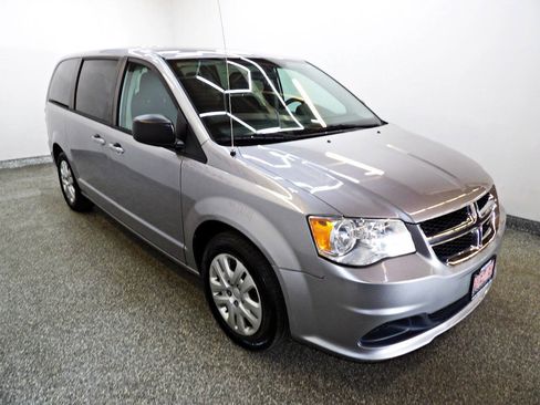 Used 2018 Dodge Grand Caravan SE FWD image 3
