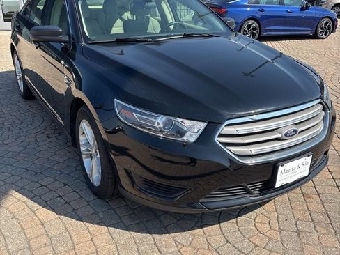 Used 2016 Ford Taurus SE image 3