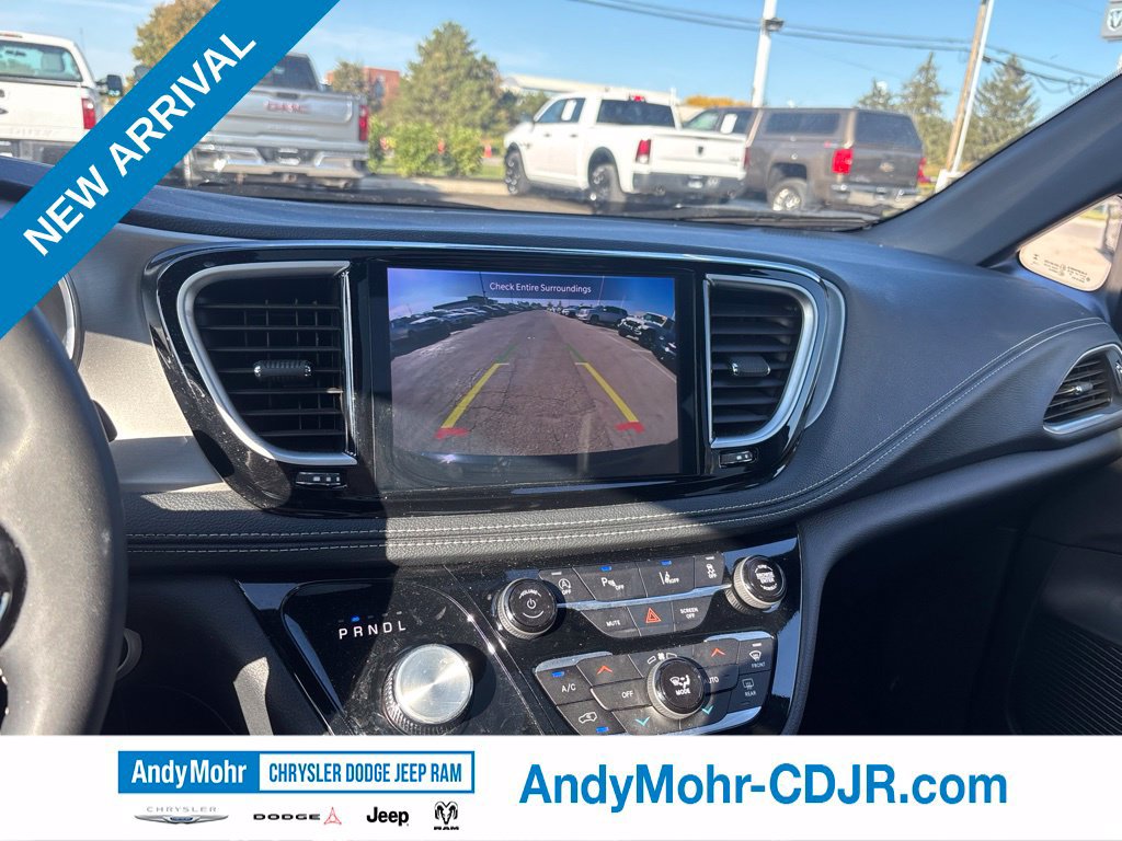 Used 2024 Chrysler Pacifica Limited w/ S Appearance Package FWD image 11