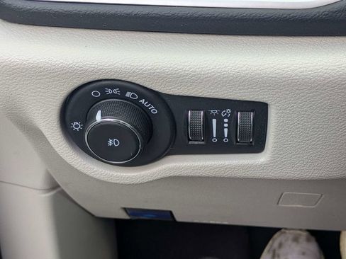 Used 2023 Chrysler Pacifica Touring-L FWD image 24