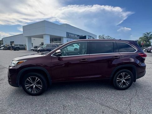 Used 2018 Toyota Highlander Plus w/ Carpet Mat Package (TMS) AWD/4WD image 2