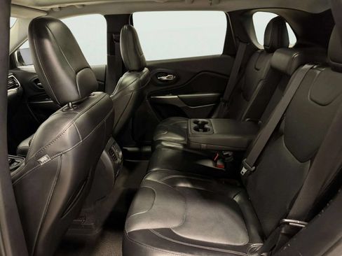 Used 2019 Jeep Cherokee Overland w/ Technology Group AWD/4WD image 17