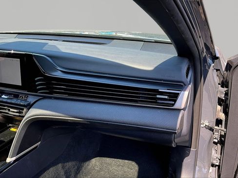 Used 2025 Toyota Camry SE w/ Convenience Package image 25