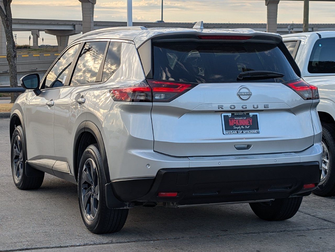 Certified 2025 Nissan Rogue SV w/ SV Premium Package FWD image 4