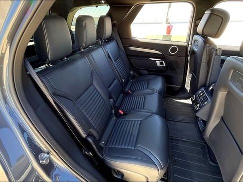 New 2025 Land Rover Discovery Dynamic SE image 11