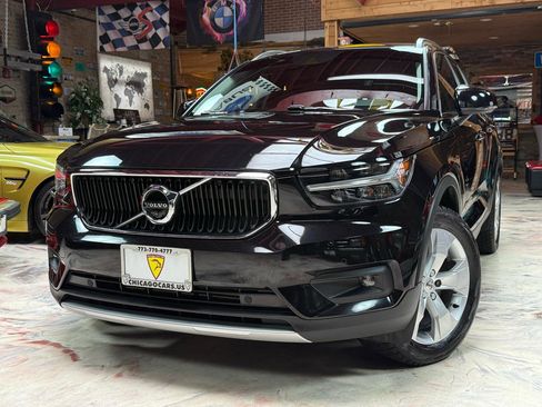 Used 2022 Volvo XC40 T4 Momentum FWD image 1