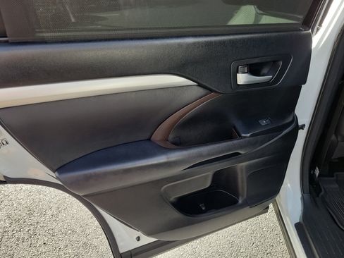 Used 2018 Toyota Highlander XLE FWD image 30