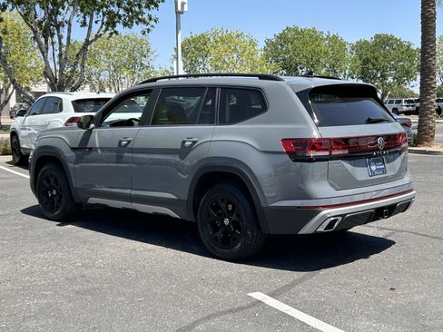 Used 2025 Volkswagen Atlas Peak Edition SE AWD/4WD image 3