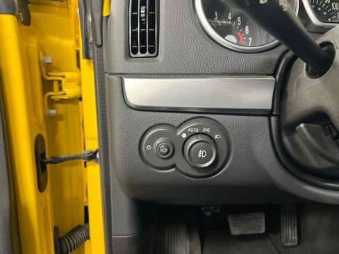 Used 2004 Chevrolet SSR w/ Preferred Equipment Group RWD image 17