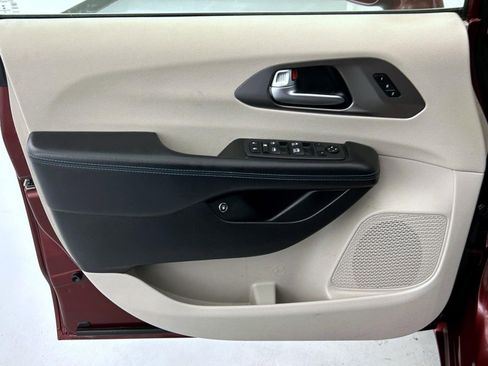 Used 2021 Chrysler Pacifica Touring-L image 9