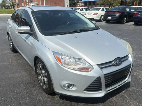 Used 2014 Ford Focus SE w/ Equipment Group 201A FWD image 3