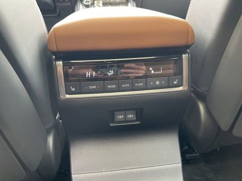 Used 2024 Lexus GX 550 w/ Accessory Package (31) AWD/4WD image 37