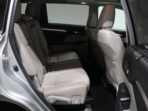 Used 2018 Toyota Highlander XLE image 23