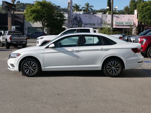 Used 2019 Volkswagen Jetta SE FWD image 2