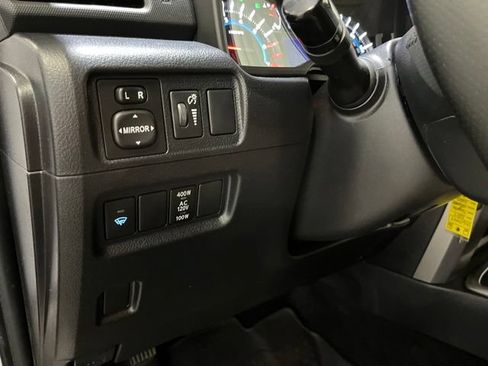 Certified 2017 Toyota 4Runner SR5 AWD/4WD image 17