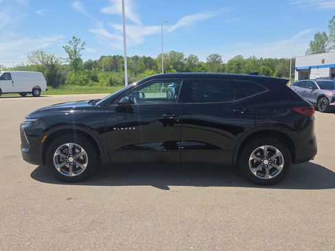 Used 2025 Chevrolet Blazer LT AWD/4WD image 2