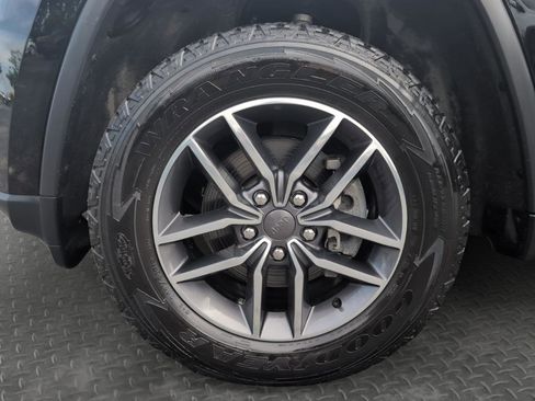 Used 2019 Jeep Grand Cherokee Laredo w/ 18" Wheel & 8.4" Radio Group AWD/4WD image 29