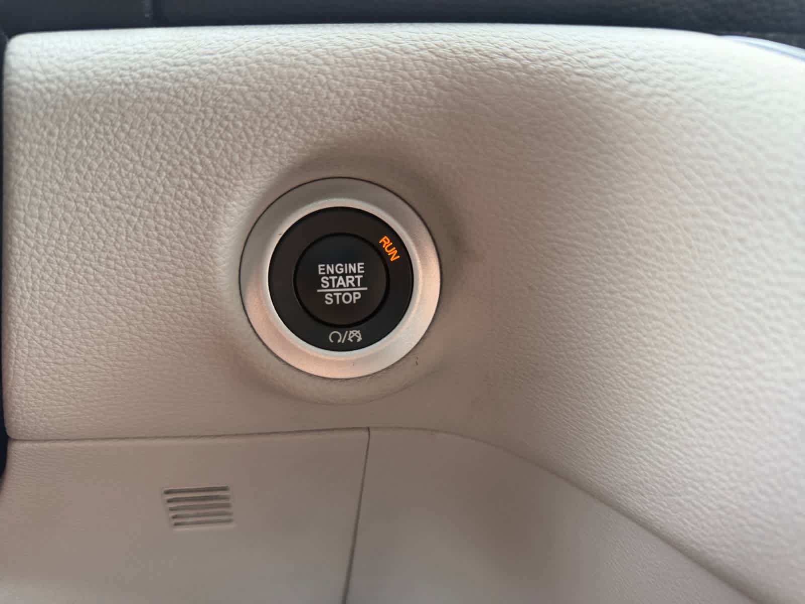 Used 2024 Chrysler Pacifica Limited FWD image 34