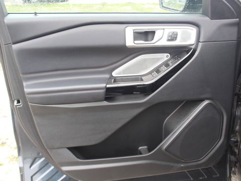 Used 2023 Ford Explorer Platinum w/ Premium Technology Package image 16