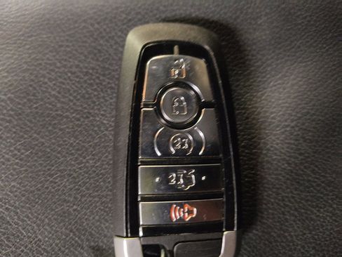 Used 2018 Ford Explorer XLT w/ Equipment Group 202A FWD image 32
