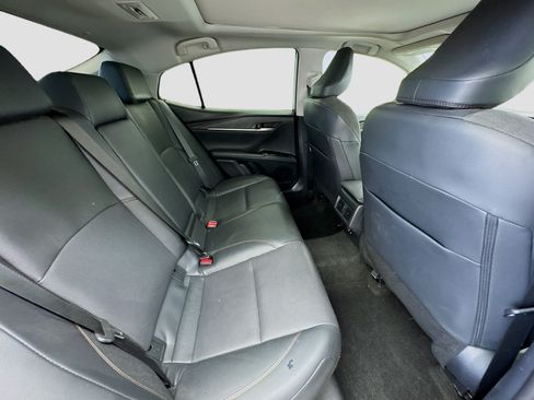 Used 2025 Toyota Camry XLE FWD image 19