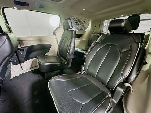 Used 2023 Chrysler Pacifica Limited FWD image 25