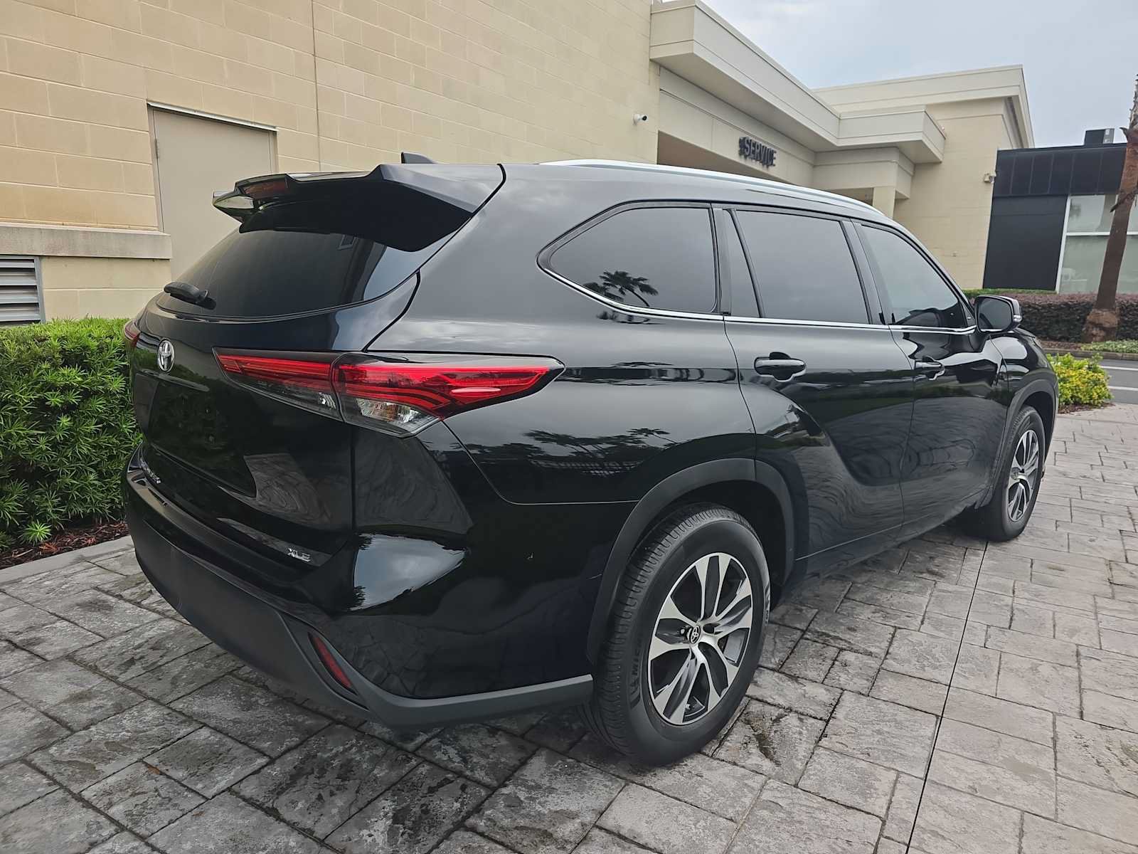 Used 2020 Toyota Highlander XLE FWD image 3