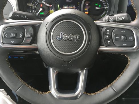 Used 2024 Jeep Wrangler Unlimited Sahara AWD/4WD image 16