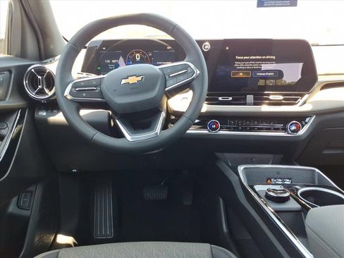 New 2026 Chevrolet Equinox LT w/ Convenience Package II FWD image 13