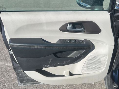 Used 2019 Chrysler Pacifica Touring Plus w/ Cold Weather Group image 9