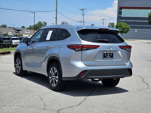 Used 2023 Toyota Highlander XLE FWD image 3