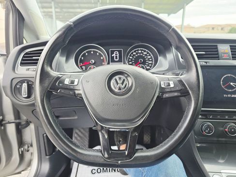 Used 2018 Volkswagen Golf SE image 16