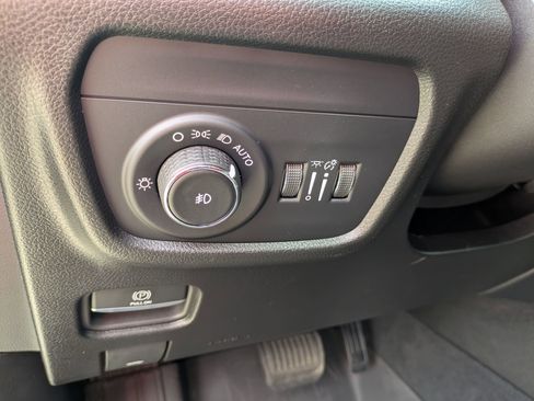 Used 2023 Jeep Grand Cherokee Limited w/ Luxury Tech Group II AWD/4WD image 17