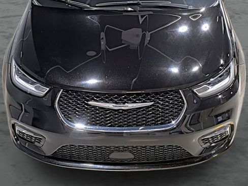 Used 2024 Chrysler Pacifica Touring-L FWD image 17