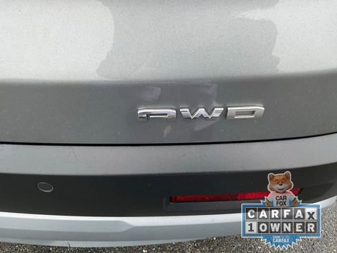 Used 2023 GMC Acadia SLE w/ Driver Convenience Package image 8