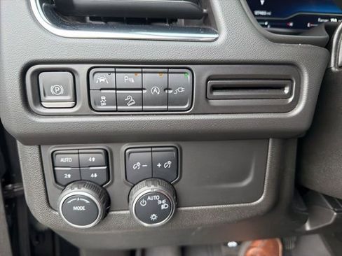 Used 2022 Chevrolet Suburban Z71 AWD/4WD image 10