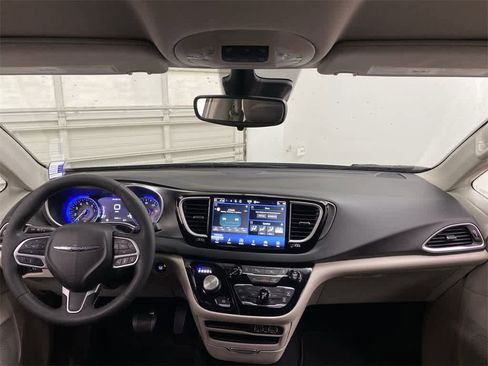 Used 2024 Chrysler Pacifica Touring-L image 12