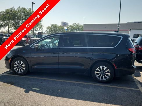 Used 2023 Chrysler Pacifica Touring-L FWD image 2