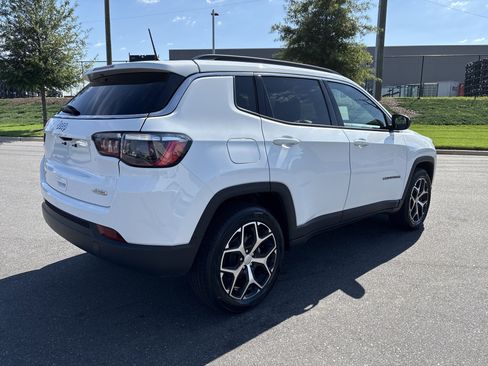 Used 2024 Jeep Compass Latitude image 9