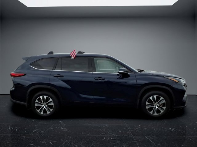 Used 2022 Toyota Highlander XLE FWD image 2
