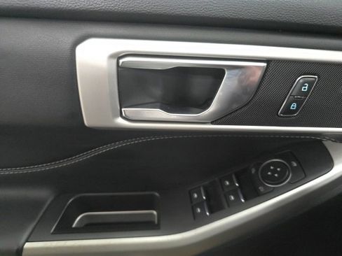 Used 2022 Ford Explorer XLT w/ Equipment Group 202A image 18