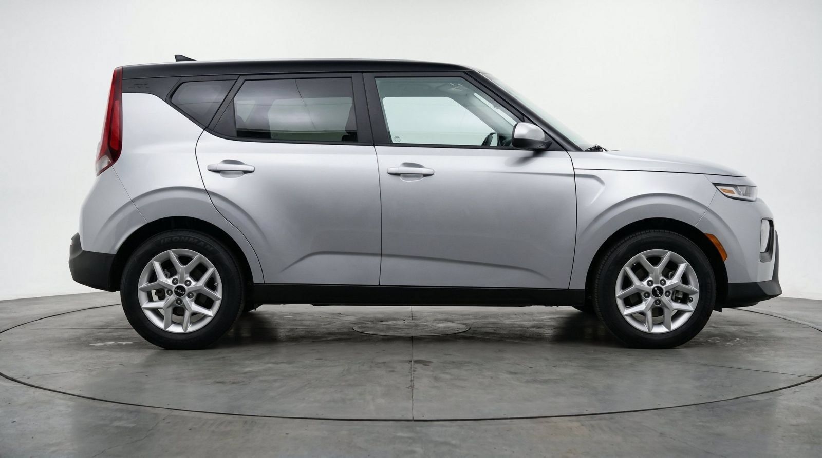 Used 2025 Kia Soul LX w/ LX Technology Package FWD image 9