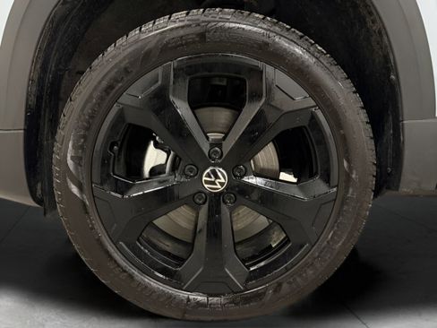 Certified 2025 Volkswagen Taos SE image 21