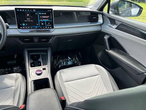 Certified 2025 Volkswagen Tiguan SE w/ Panoramic Sunroof Package AWD/4WD image 11
