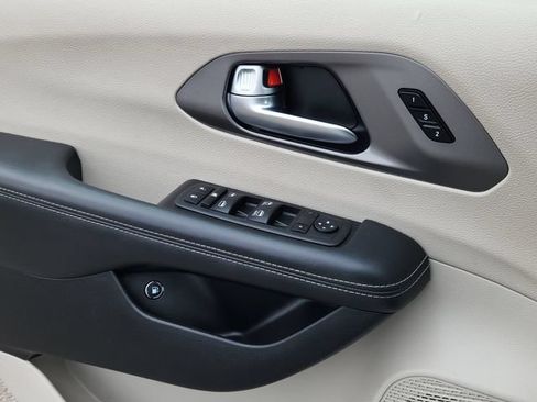 Used 2023 Chrysler Pacifica Touring-L FWD image 6